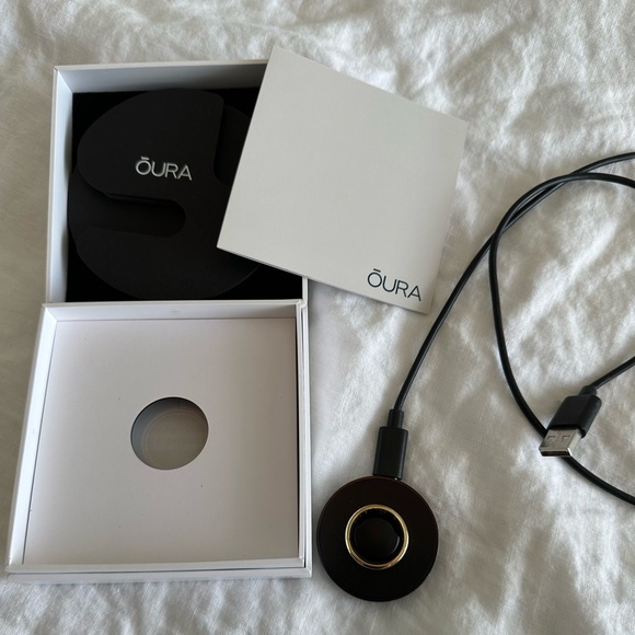 Lightly used Oura ‘Horizon’ activity tracking ring (size 8) for sale! - Picture 2 of 3